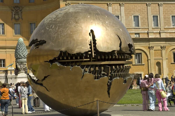 Escultura de bola no Vaticano — Fotografia de Stock