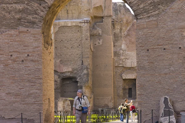 Turistas visitando las ruinas de Roma — Foto de Stock