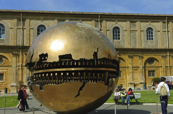 Escultura de bola na corte interna do Vaticano — Fotografia de Stock
