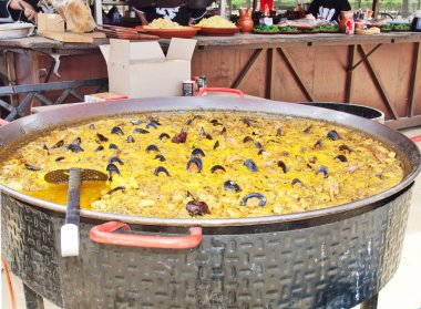 istiridye kabuğu ve karides ve diğer deniz ürünleri açık havada, seville,