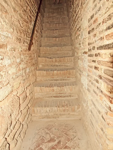 Σκάλες σε alcazaba στην Αλάμπρα, Γρανάδα, Ισπανία. — Φωτογραφία Αρχείου