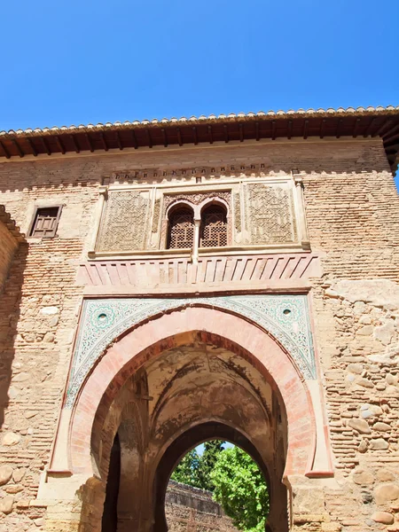 Die "puerta del vino" (Weintor), die den Zugang zum Alcaz ermöglicht — Stockfoto