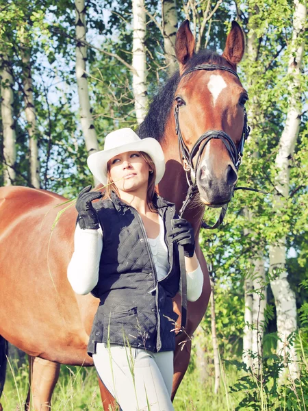 Nettes Mädchen mit Pferdekunst getönt — Stockfoto