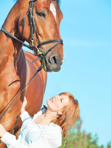 Jonge mooie rode meisje met haar paard in veld — Stockfoto