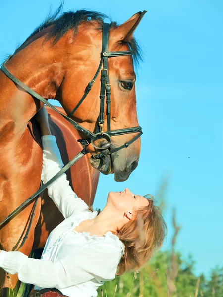 Portretten van jonge meisje met haar eigenaar paard — Stockfoto