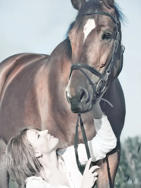Портативы молодой девушки с лошадью-хозяином — стоковое фото