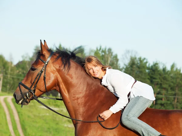 Schönes Mädchen reitet auf dem Pferd — Stockfoto