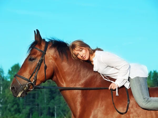 Красива дівчина їде на коні — стокове фото