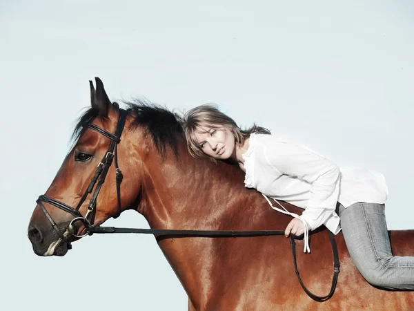 Hermosa chica montando a caballo — Foto de Stock