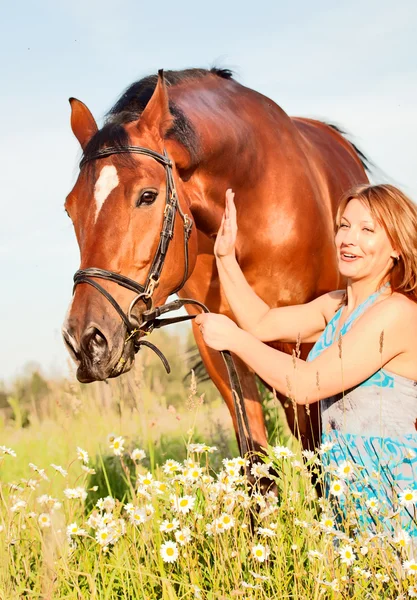 Pretty women with her horse in meadow — Stock Photo, Image