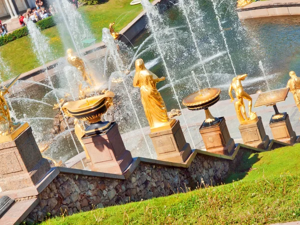 ペテルゴフ宮殿、サンクトペテルブルク、ラスでグランドカスケード噴水 — ストック写真