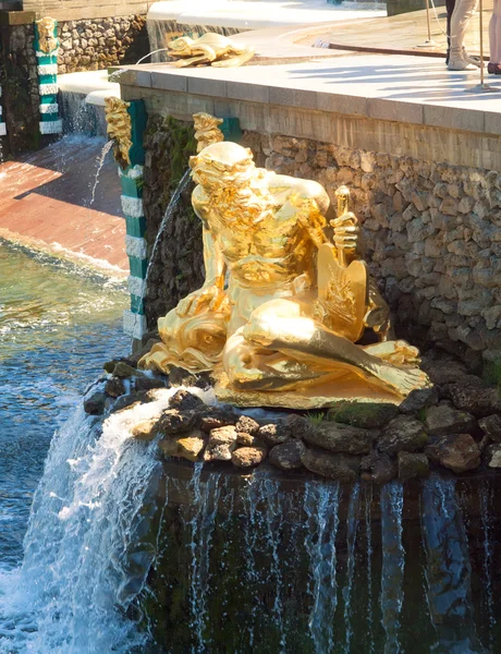 Große kaskadenbrunnen am palais peterhof, st. petersburg, russ — Stockfoto