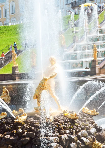 著名参孙和彼得夏宫大瀑布的狮子喷泉 s — 图库照片