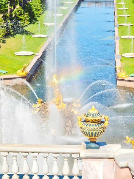 Berühmter samson und der löwenbrunnen in peterhof grand cascade, s — Stockfoto