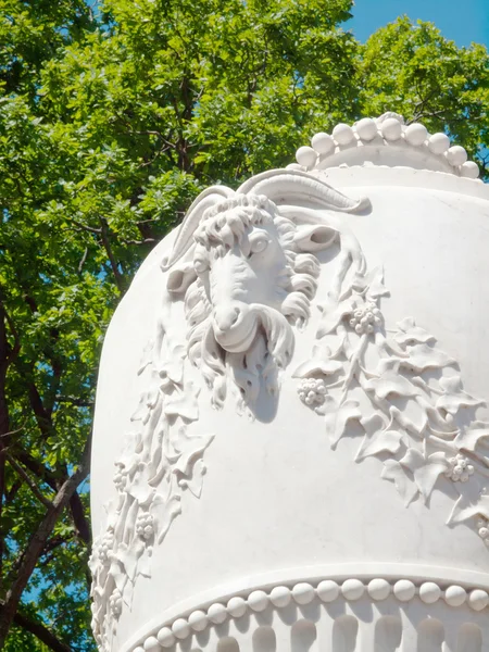 Detail einer Vase im Park am peterhof, saint petersburg, ru — Stockfoto