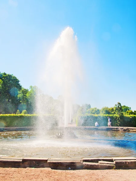La fontana nel parco inferiore di Peterhof, Russia — Foto Stock