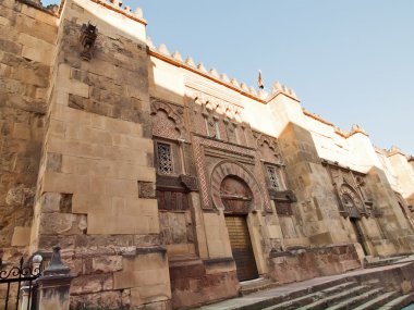 Katedral mosq dış duvarların üzerinden görülen alminar