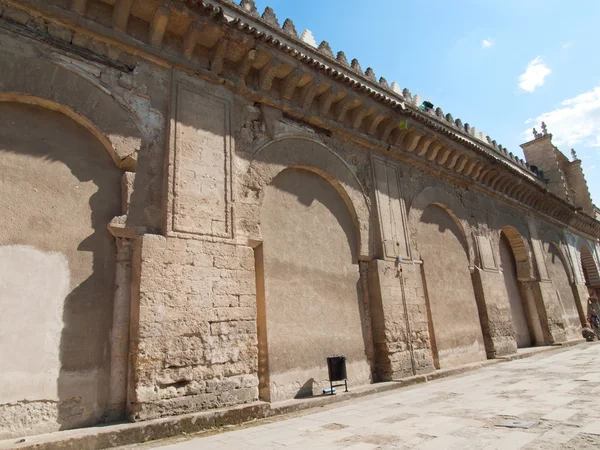 De ingang van de kathedraal moskee gezien vanaf los naranjos patio in — Stockfoto