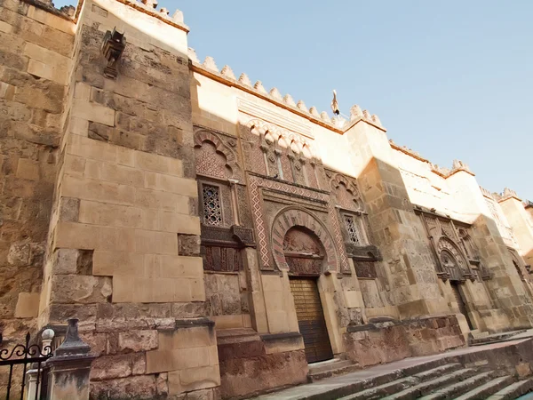 Alminar nähtynä ulkoseinistä katedraalin Mosq — kuvapankkivalokuva