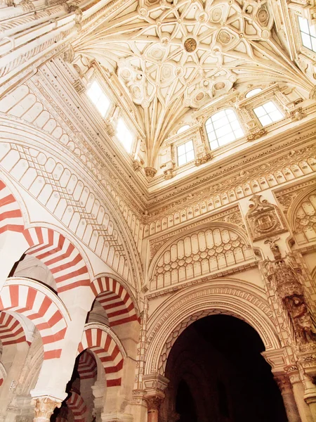 Katedrála mešitou Cordoba. vnitřní pohled. Seznam světového dědictví UNESCO — Stock fotografie