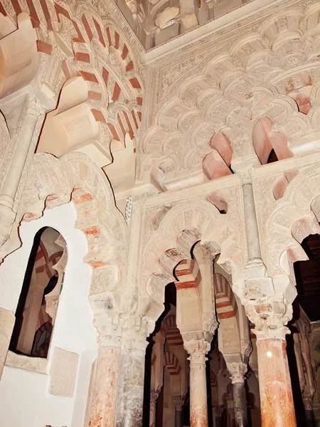 Archi dipinti e a strisce nella Mezquita, la vecchia moschea, in C — Foto Stock