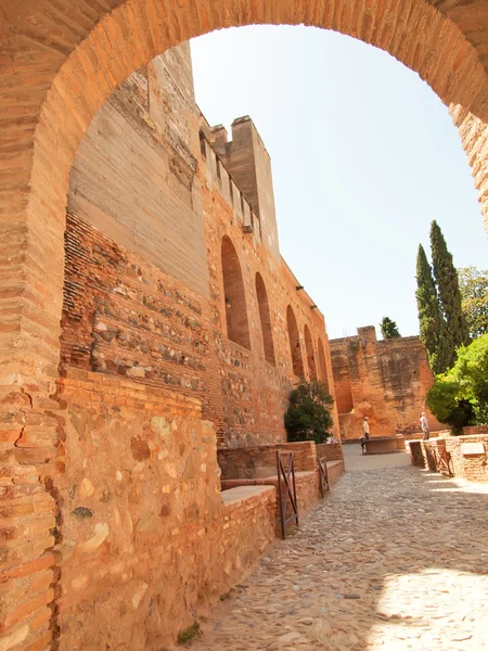 Oblouk pevnosti alcazaba, alhambra v Granadě, andaluci — Stock fotografie