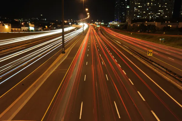 Autobahnverkehr in der Nacht lizenzfreie Stockbilder