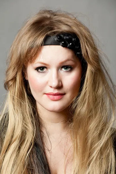 Portrett av blondinen med ring i hodet royaltyfrie gratis stockbilder