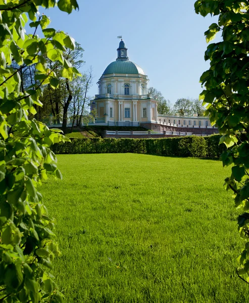 Palacios de los suburbios de San Petersburgo — Foto de Stock