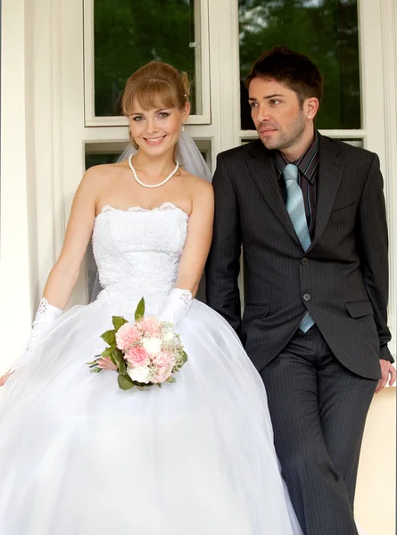 Sposo e la sposa a palazzo — Foto Stock