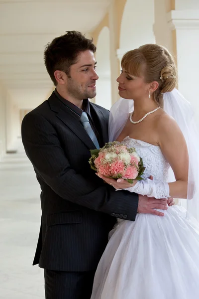 Sposo e la sposa a palazzo — Foto Stock