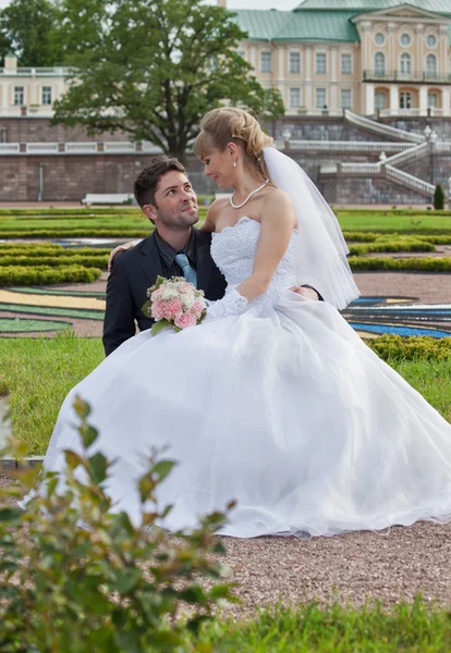 Bräutigam und die Braut im Palast — Stockfoto
