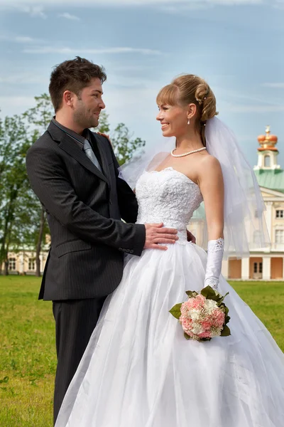 O noivo e a noiva no palácio — Fotografia de Stock