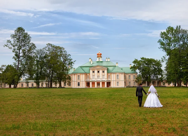 Novio y la novia en el palacio —  Fotos de Stock