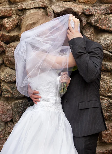 Brudgummen och bruden på palace — Stockfoto