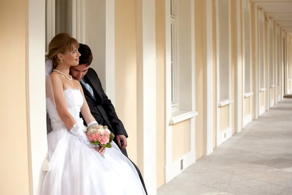 Brudgummen och bruden på palace Stockbild