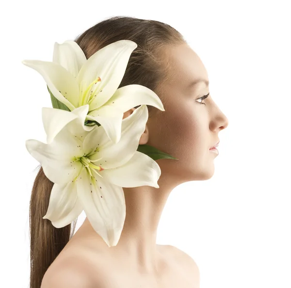 Schönheitsporträt mit Blumen, das Mädchen wird im Profil gewendet — Stockfoto