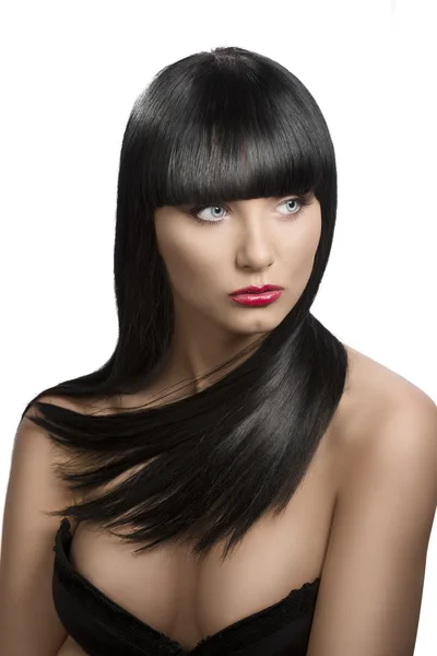 Ritratto di ragazza con lunghi capelli scuri, guarda a sinistra — Foto Stock