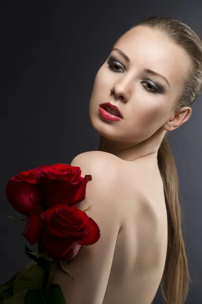 El retrato bajo de Gilr con rosas, ella se vuelve de perfil — Foto de Stock