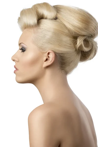 Belle femme blonde avec style de cheveux tourné dans le profil — Photo