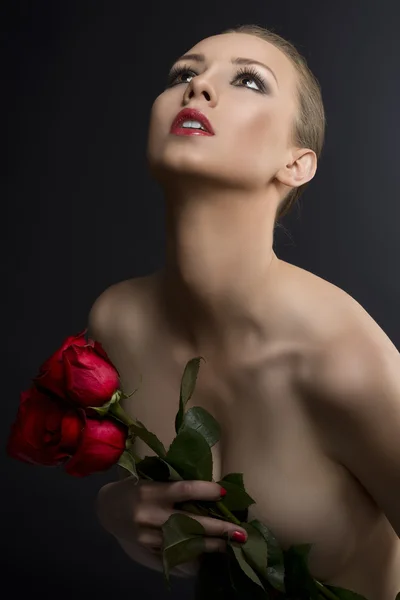 Si gilr nízké klíčových portrét s růží, obdivuje — Stock fotografie