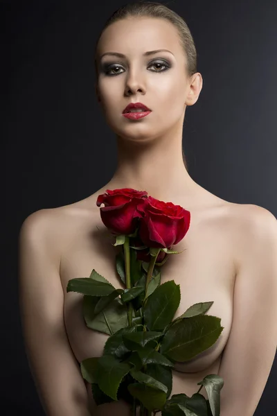 Gilr van lage belangrijke portret met rozen in het midden van haar borst — Stockfoto