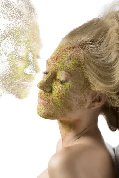 Лицо девушки с разбитым макияжем, сделанное из трех четвертей — стоковое фото