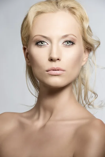 Portret ładny blond kobieta z zmysłowy wyrażenie — Zdjęcie stockowe