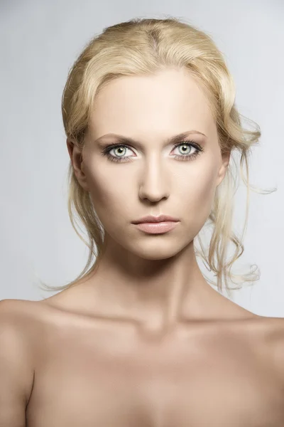 Portret ładny blond kobieta z poważnych wypowiedzi — Zdjęcie stockowe