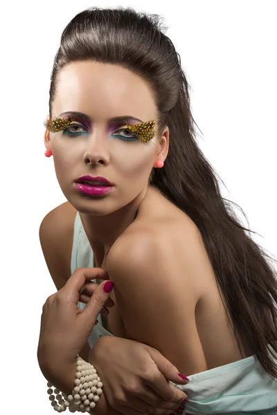 Söt brunett med befjädrade makeup med nakna axel — Stockfoto
