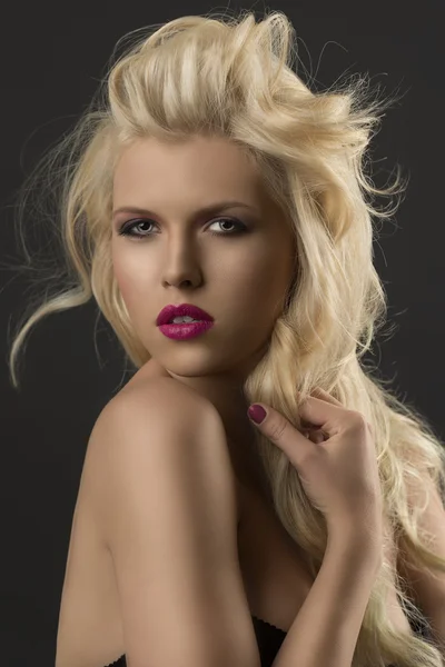 Schönheitsporträt des blonden Mädchens, das eine Haarsträhne berührt — Stockfoto