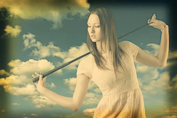Piękna kobieta z golfclub obrazy manipulowane — Zdjęcie stockowe