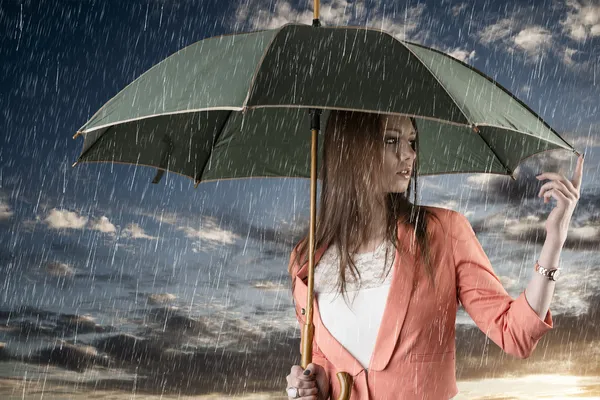 Menina com guarda-chuva, no pôr do sol e sob chuva de verão — Fotografia de Stock