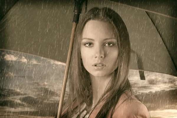 Ročník zblízka pěkná mladá dívka v dešti — Stock fotografie